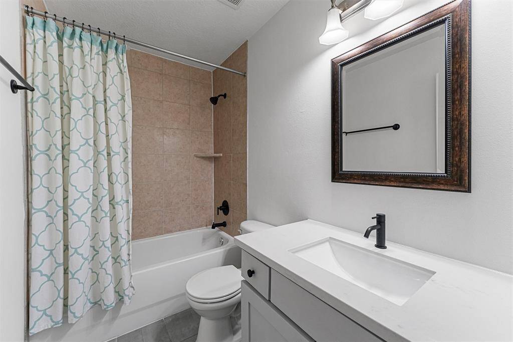 secondary full bathroom