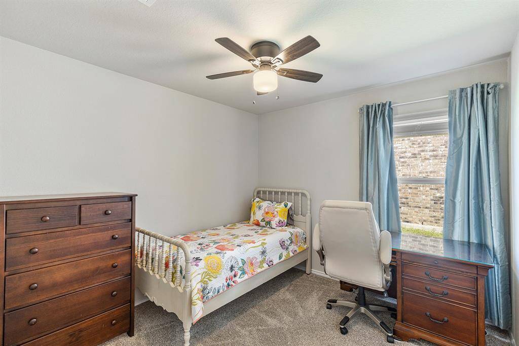 This cheerful bedroom is perfect as a guest space, kid’s room, or creative corner with natural light throughout.