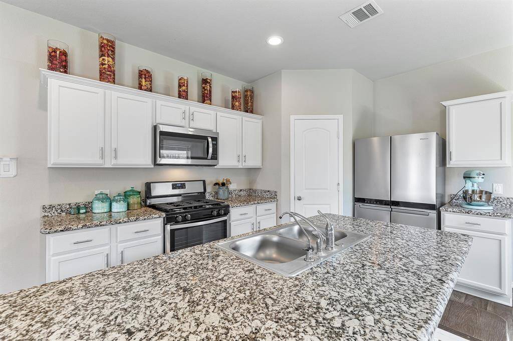 Granite countertops, modern appliances, and plenty of prep space—this kitchen checks all the boxes.