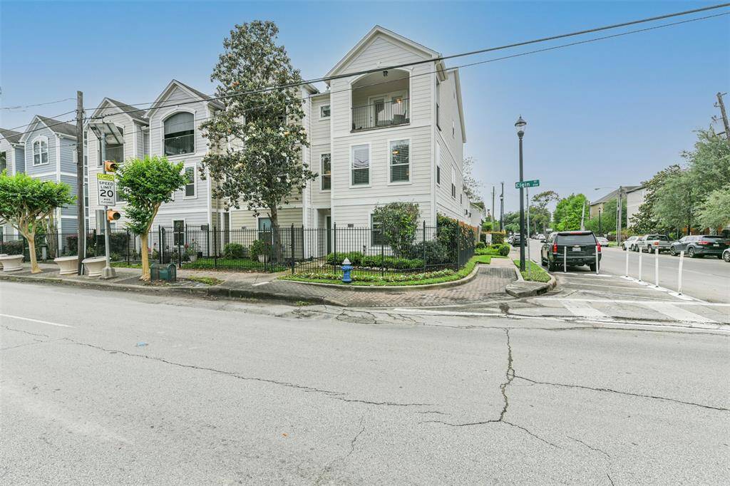 Welcome to 1702 Elgin!