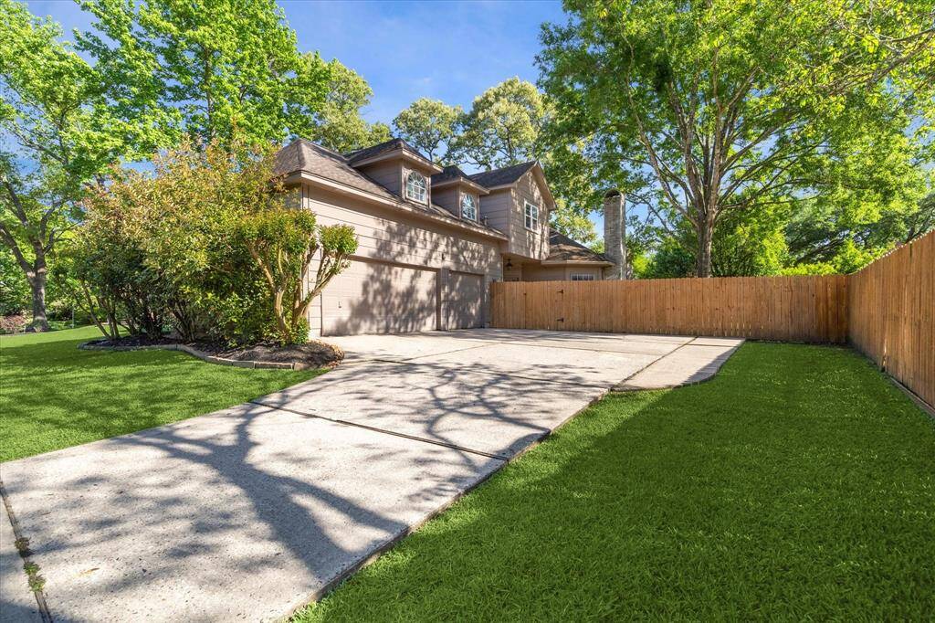Oversized 3 car garage - side entry