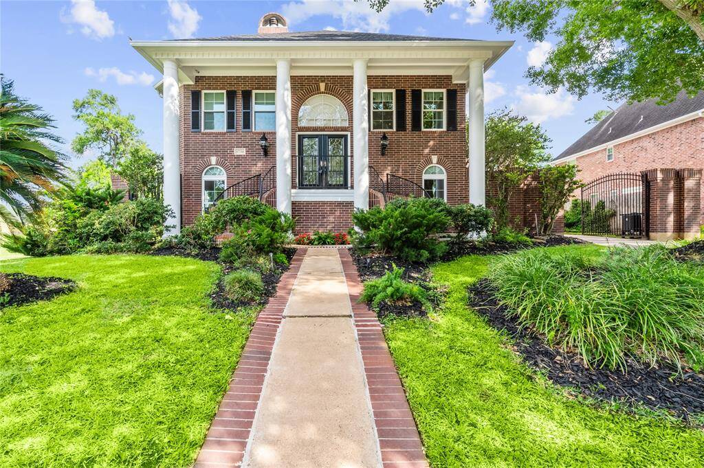 WELCOME TO 1734 FORESTLAKE DR. LOCATED IN THE SOUGHT-AFTER COMMUNITY OF GREATWOOD SHORES.