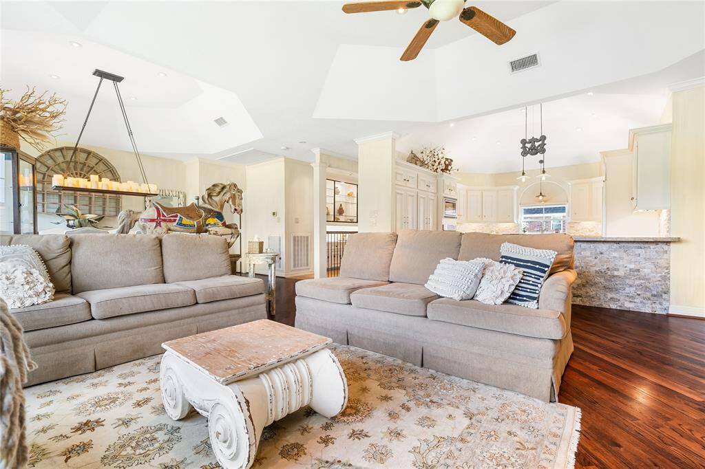 THE OPEN-CONCEPT LIVING AREA FLOWS EASILY INTO THE KITCHEN, CREATING AN IDEAL LAYOUT FOR ENTERTAINING.
