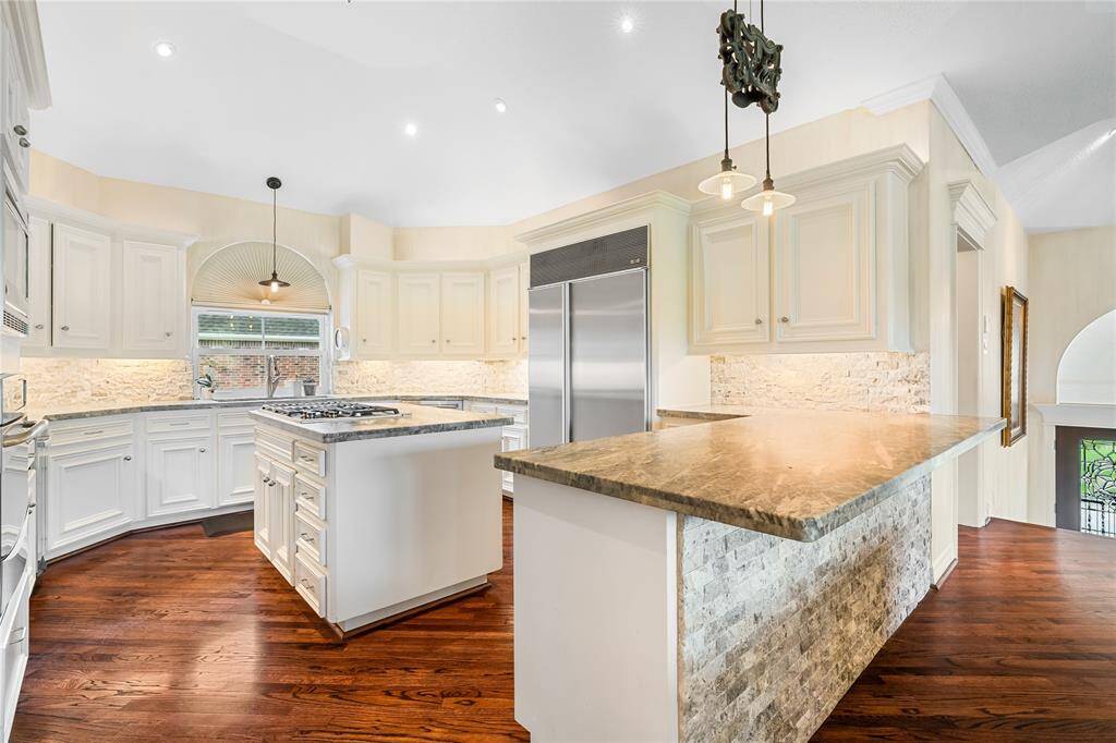 THE OPEN LAYOUT AND EXTENDED BAR SEATING CREATE A PERFECT SPACE FOR ENTERTAINING.