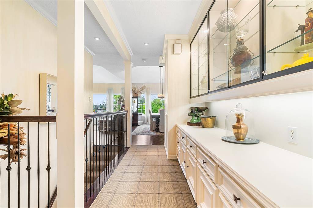 THIS BUTLER’S PANTRY/HALLWAY EXTENSION PROVIDES ADDITIONAL STORAGE AND DISPLAY SPACE.