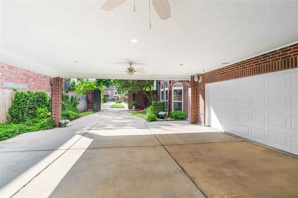 THE SPACIOUS BREEZEWAY OFFERS SHADED COVER FOR ADDITIONAL PARKING OR OUTDOOR ENTERTAINING, WITH DIRECT ACCESS TO THE GARAGE AND INTERIOR SPACES.