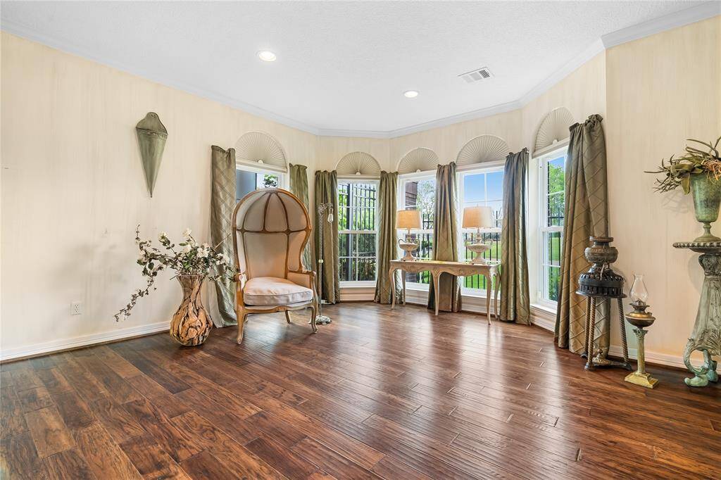 THIS LIVING ROOM IS PERFECTLY POSITIONED TO CAPTURE SERENE OUTDOOR VIEWS AND NATURAL SUNLIGHT THROUGHOUT THE DAY.