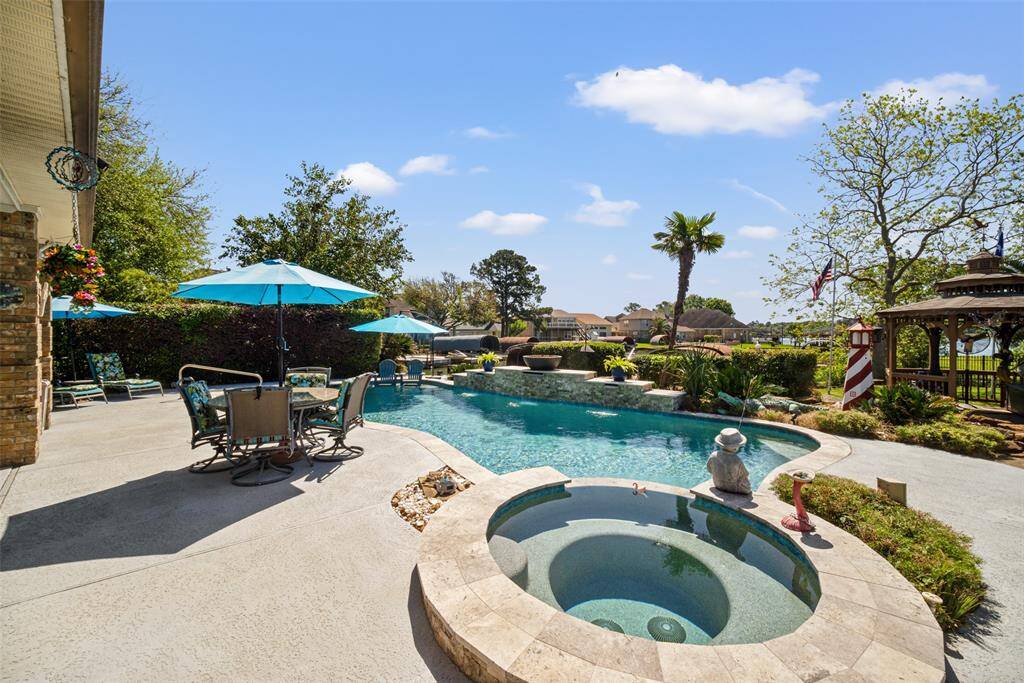 The perfect way to end the day, relax and unwind in the hot tub while taking in view of the night sky.