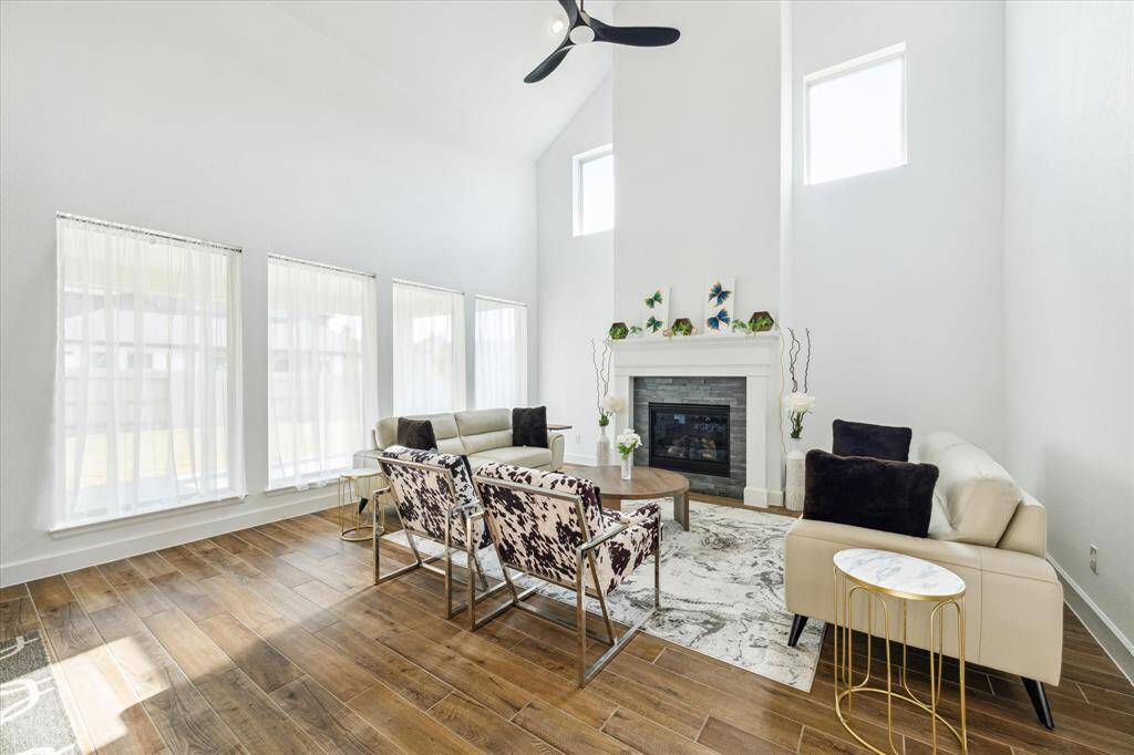 Welcome to a living room thateffortlessly combines comfort andstyle.