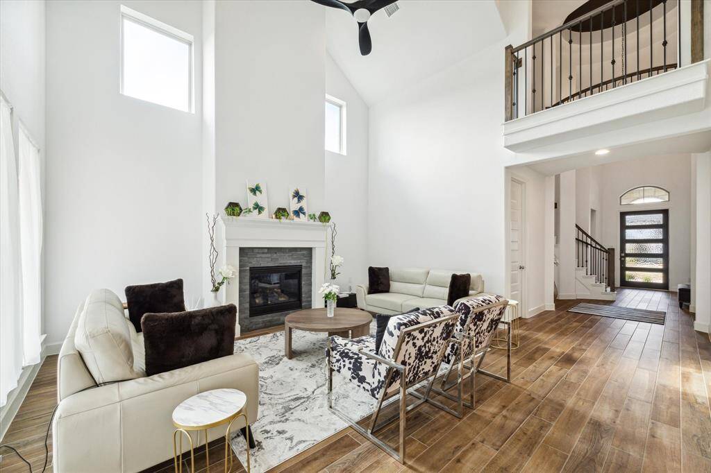 At the heart of the space, a fireplaceadds a cozy focal point, providingwarmth and charm.