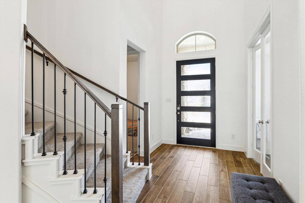 Step into luxury and warmth as youenter this home, where an expansiveand inviting entryway sets the tonefor a grand living experience.
