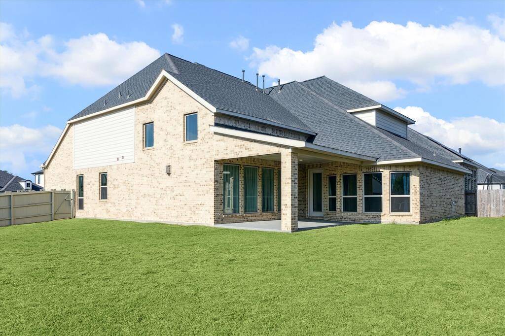 Step into the backyard oasis, with alarge covered patio, creating aninviting outdoor retreat.