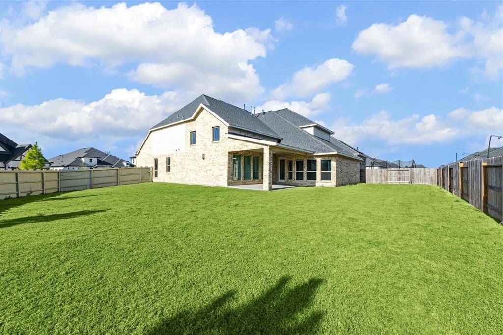 Come and see this spaciousbackyard!