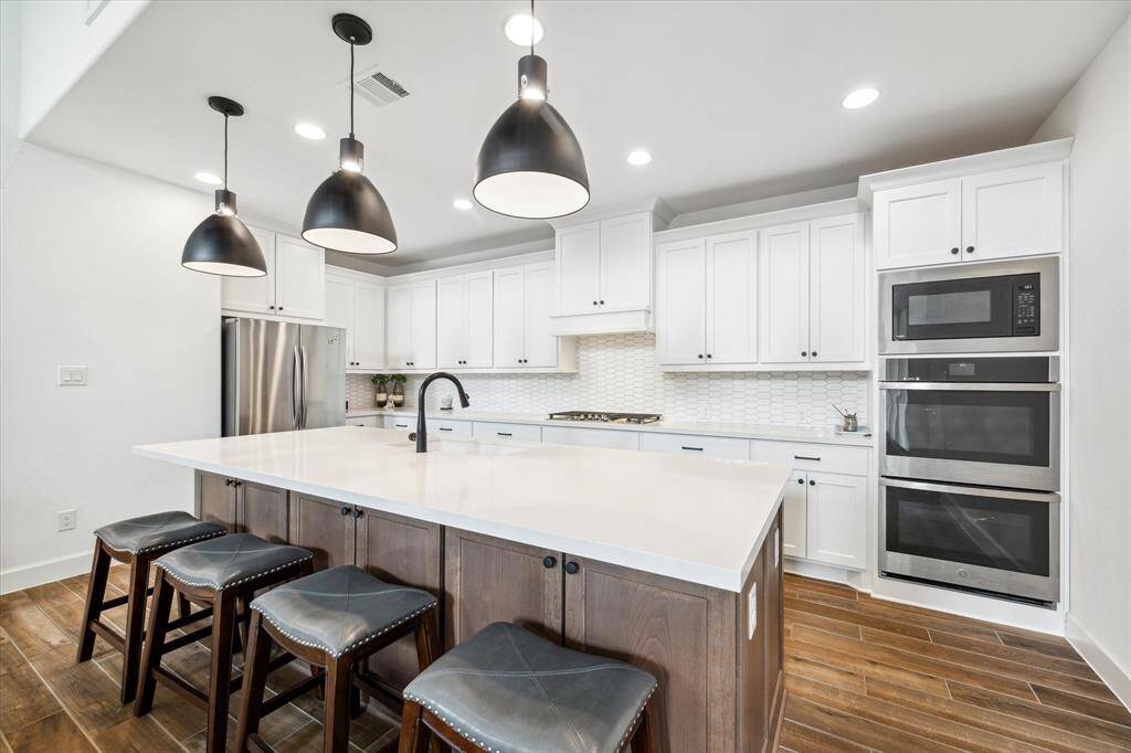 The kitchen, an integral part of thishome's open-concept design,seamlessly flows off the living room,creating a harmonious andconnected living space.