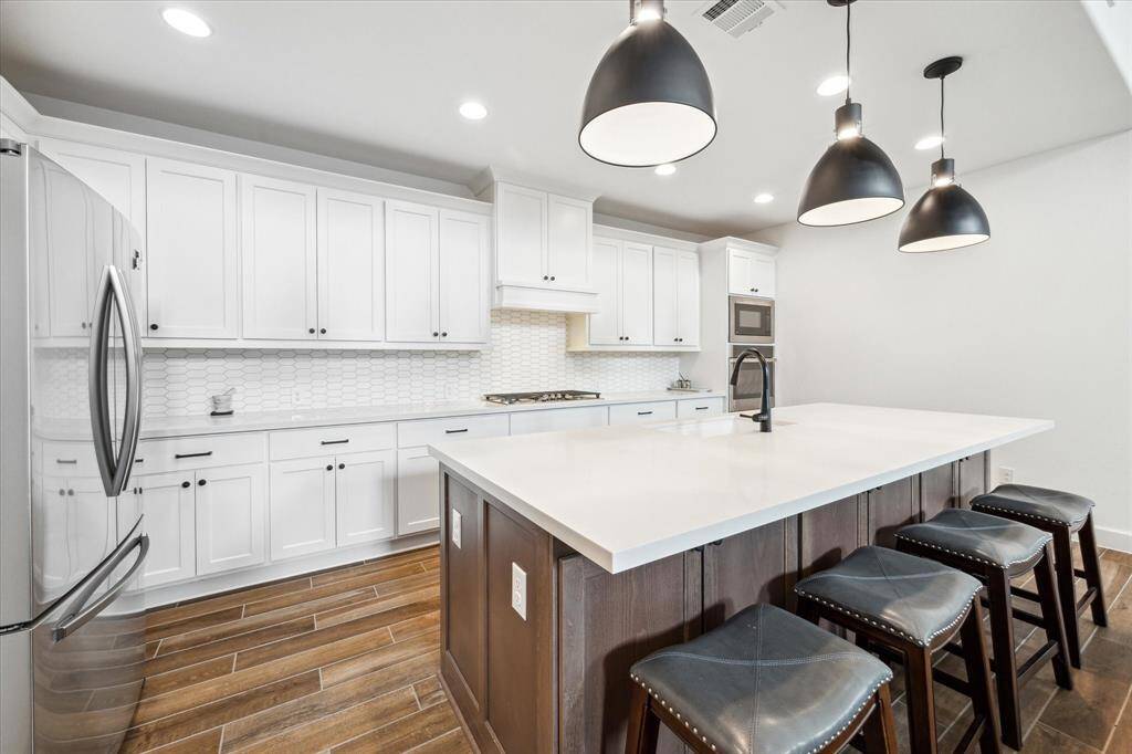 The focal point is a sleek island thatnot only provides additional counterspace but also serves as a casualgathering spot.