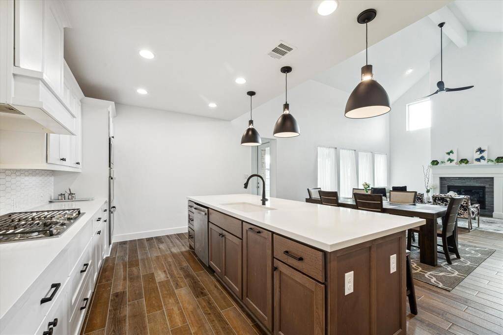 Adorned with a tasteful breakfast bar,the island seamlessly blendspracticality with style, making it theperfect place for quick meals orsocializing while cooking.