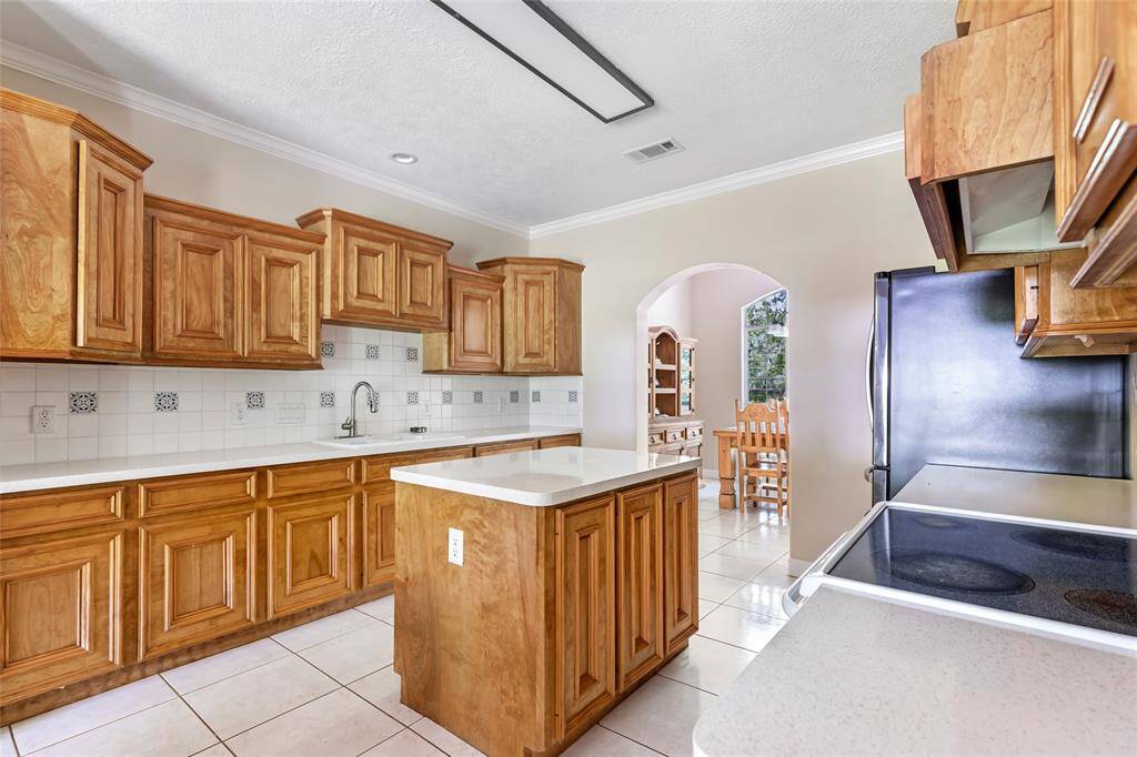 With ample cabinet space and a smart layout, it’s designed to make everyday cooking and entertaining a breeze.