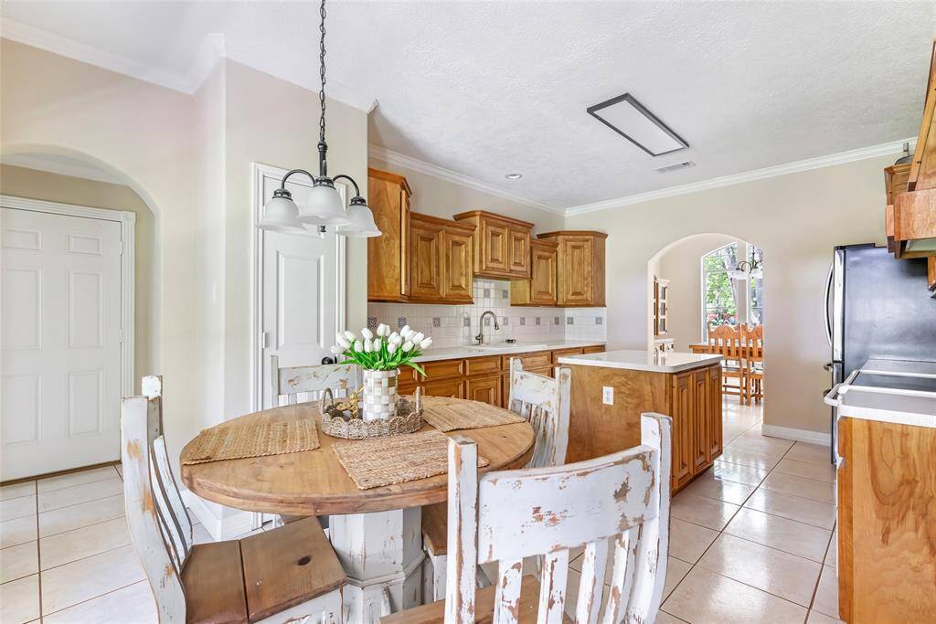 This inviting kitchen features a cozy eat-in dining space, perfect for casual family meals.