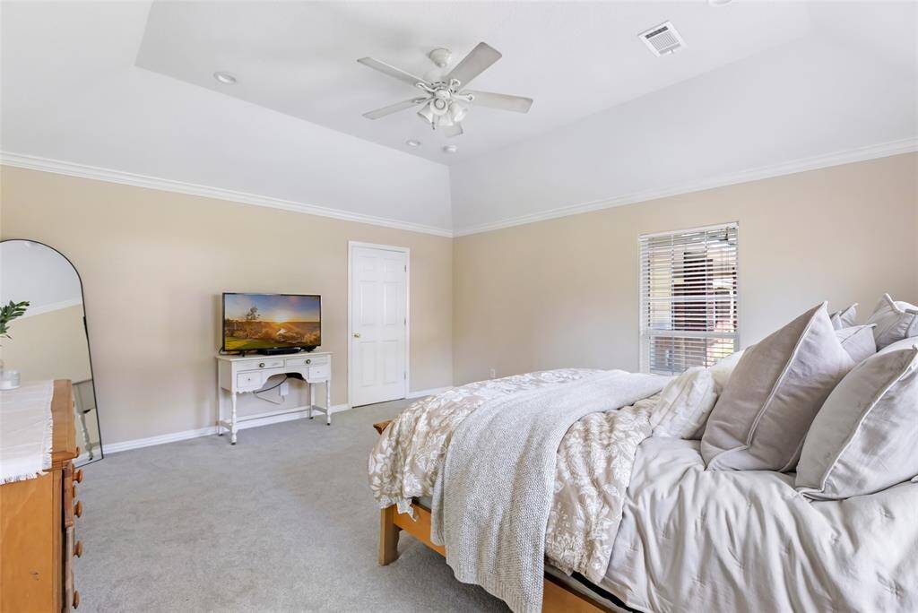 With high ceilings and large windows that allow natural light to flood the space, it’s a perfect blend of comfort and luxury.