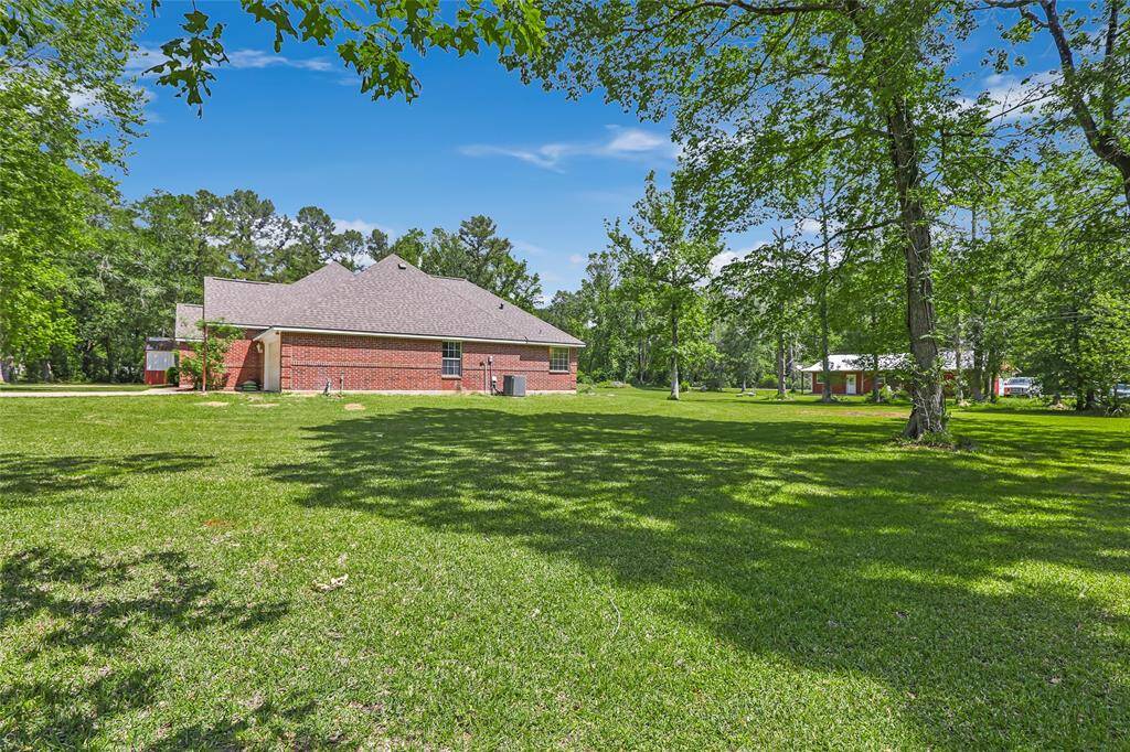 With generous spacing on all sides, this property provides a comfortable, quiet environment where you can relax and unwind without feeling crowded.