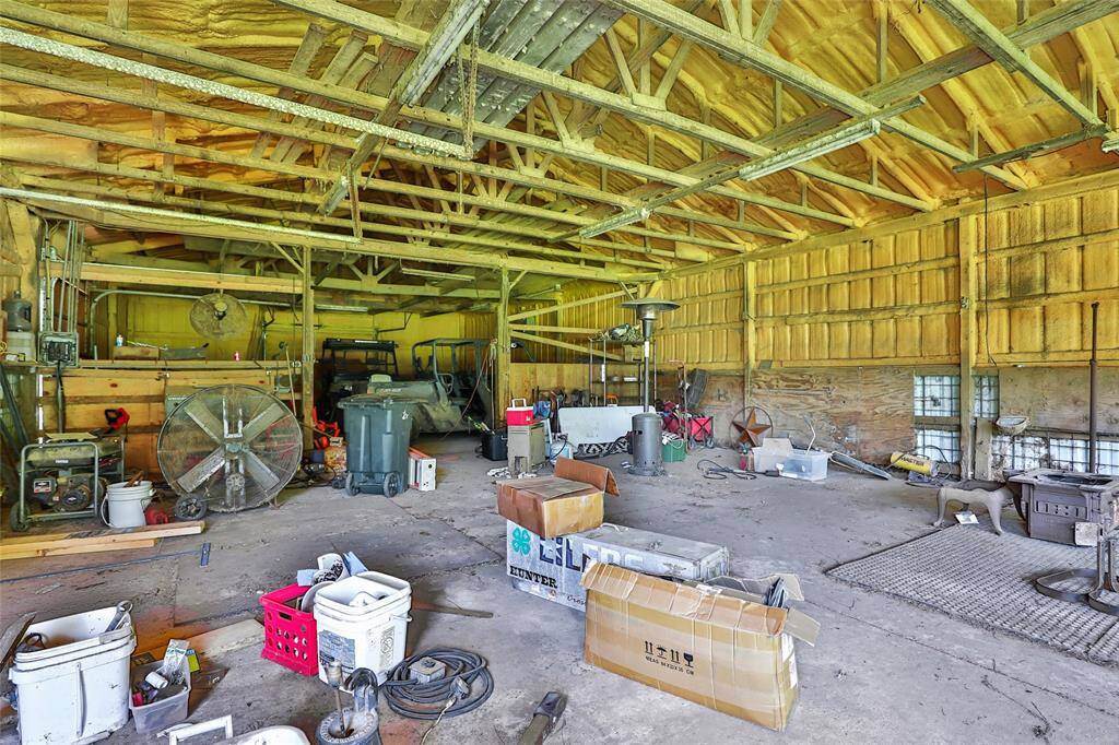 This fully insulated workshop is perfect for year-round projects, offering a comfortable environment regardless of the weather