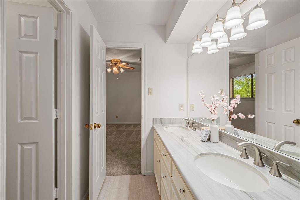 The upstairs Hollywood bathroom connects the hallway and Bedroom #2.