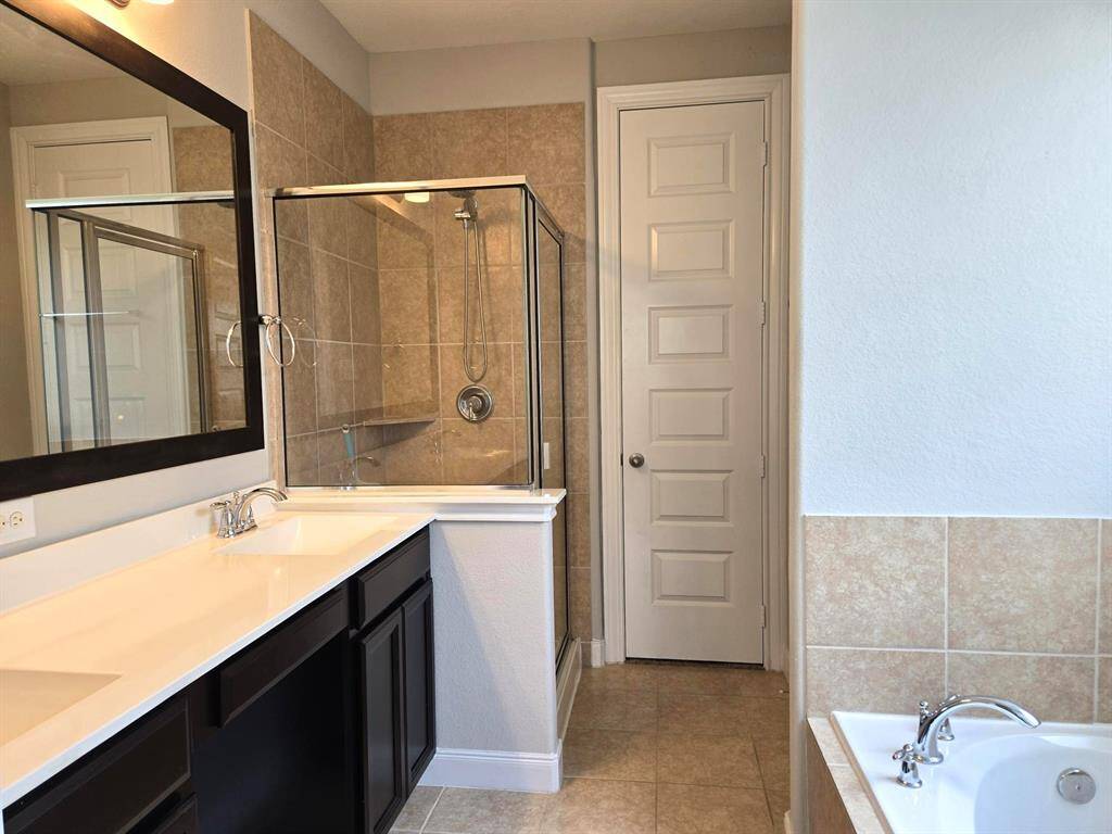 You will find knee space in main bathroom vanity.  There is a separate shower and soaking tub for maximum relaxation!