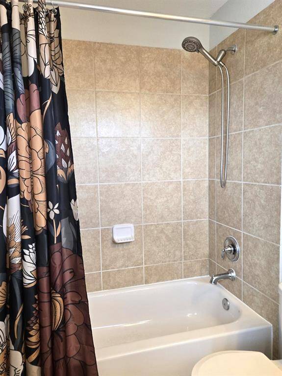 You'll find a tub in the ensuite bathroom upstairs.