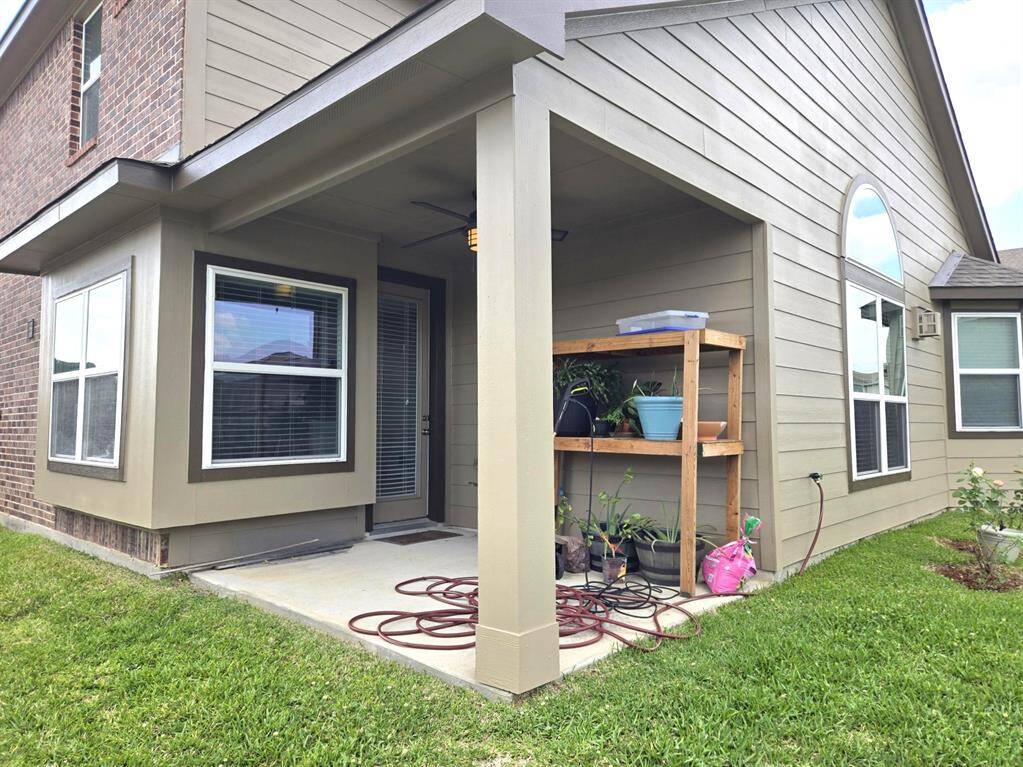 Good size covered patio with ceiling fan!