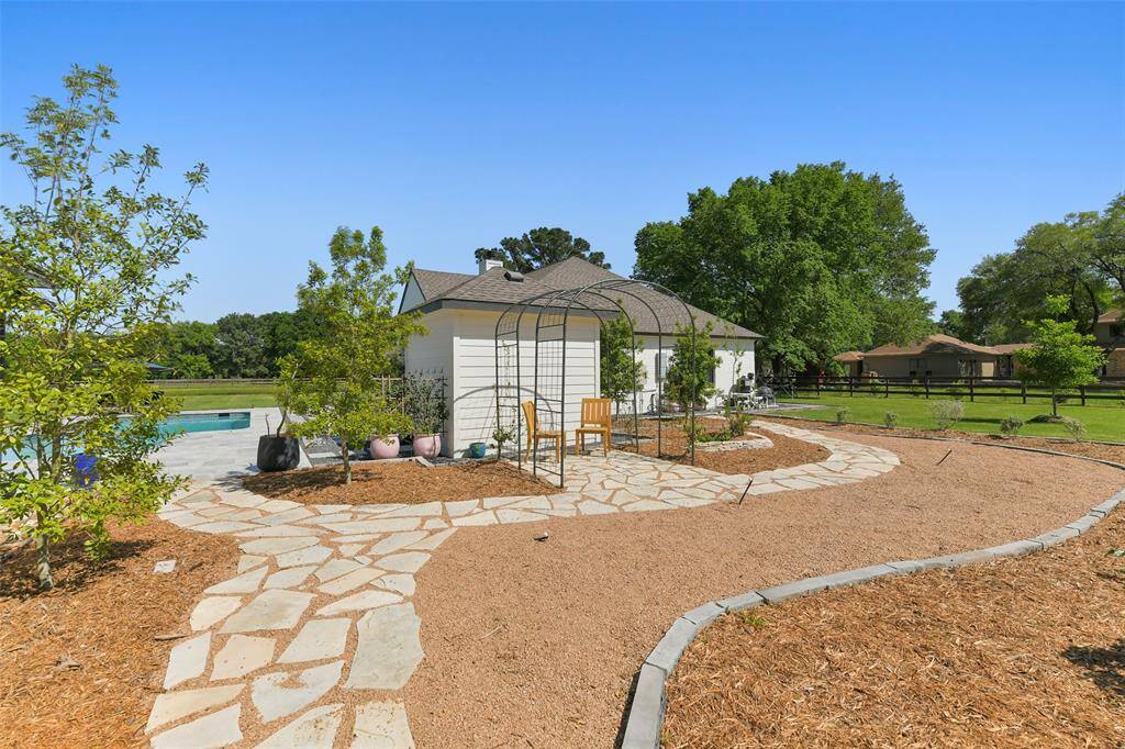 This wonderful addition provides a charming way to cover the decorative Well House.