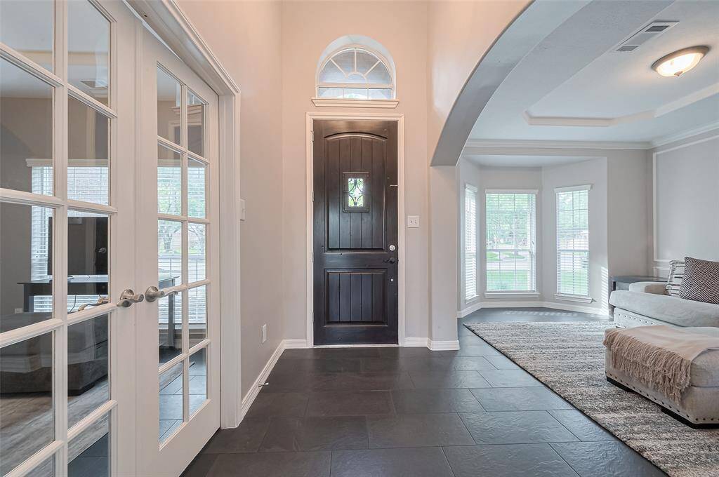 Foyer facing the front door.