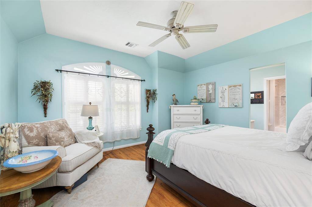 This bright and airy bedroom offers a serene escape, perfect for family or guests. Soft wall tones, abundant natural light, and a generous layout create a peaceful atmosphere with space for a cozy seating area or reading nook. Complete with its own private en-suite, this room is designed for both comfort and convenience.