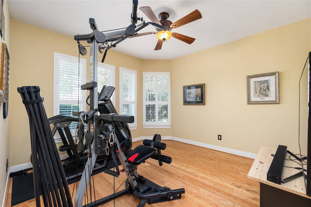 This spacious, well-lit secondary bedroom offers the perfect layout for whatever you envision—whether it’s a home gym, office, or personal retreat. With large windows that fill the room with natural light, wooden flooring, and a ceiling fan, this room provides both comfort and endless possibilities for customization.