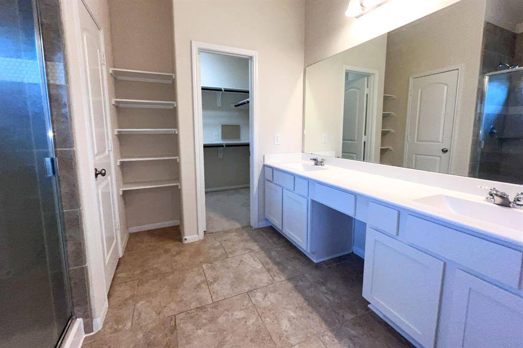 Double Sinks w/ Vanity
