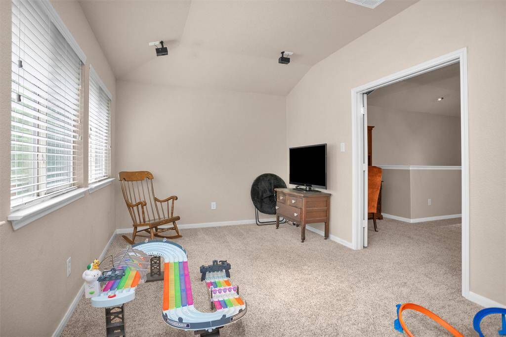Spacious room with closet, ideal as a fifth bedroom.