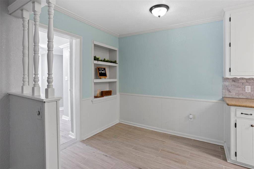 Eat-in area of the kitchen with built-ins!