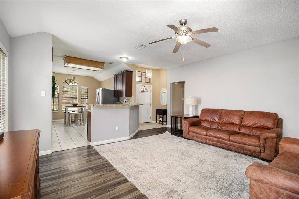 Great space for entertaining and family gatherings!