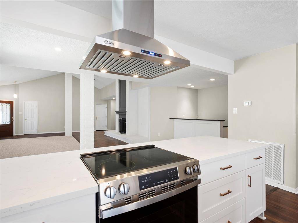 New Appliances & Vent Hood, With Exhaust to Exterior