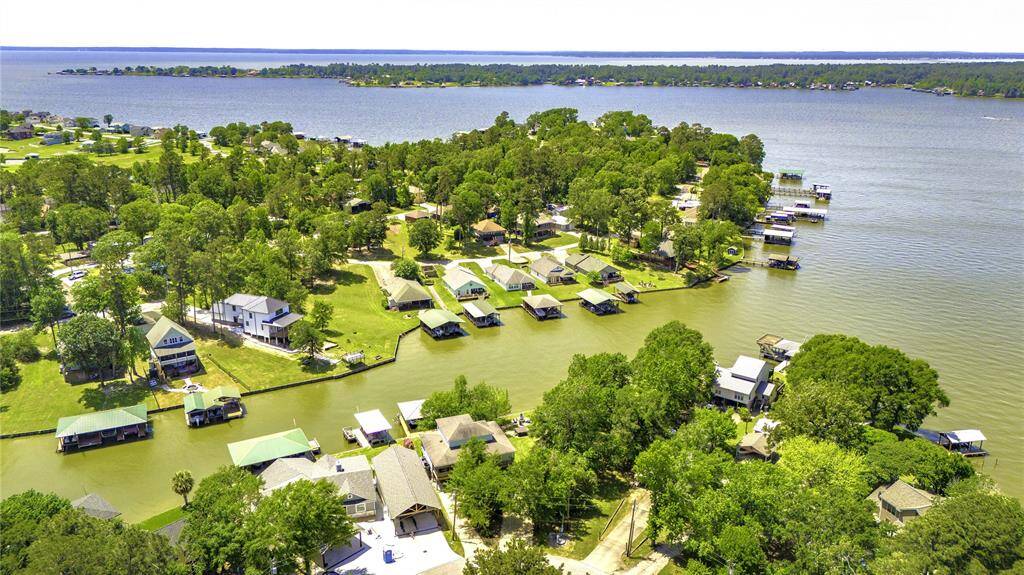 Welcome to 194 Plum Tree! Protected Water with immediate access to open Lake Livingston