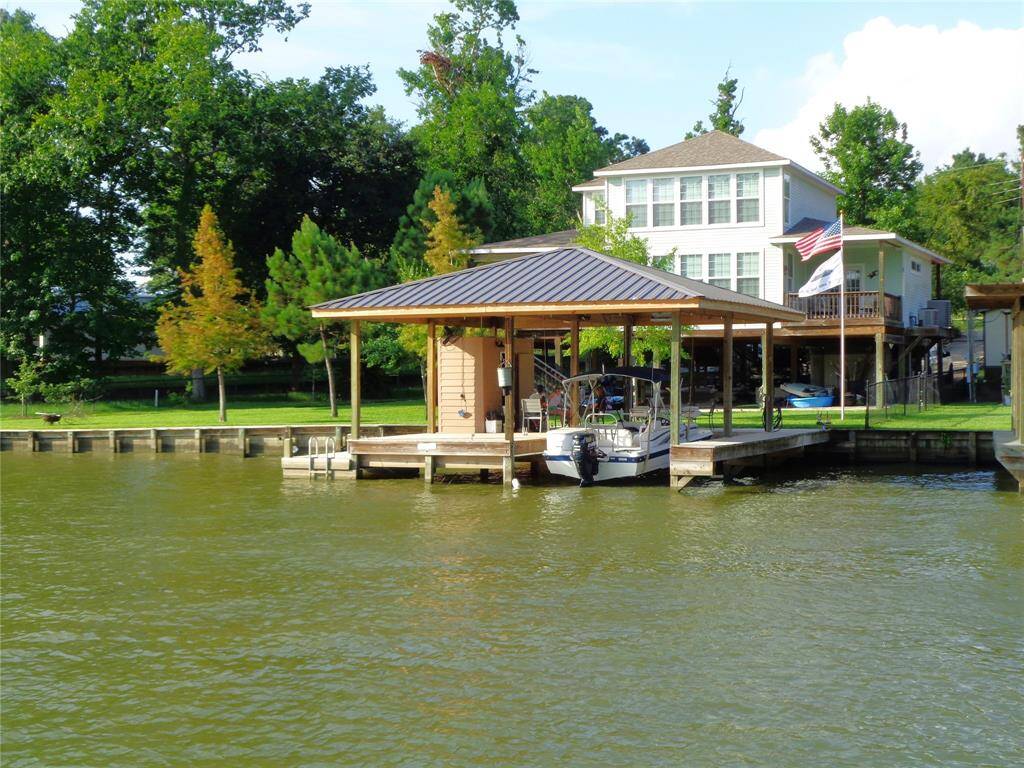 Sits on 2.5 Waterfront Lots on Huge Navigable Cove