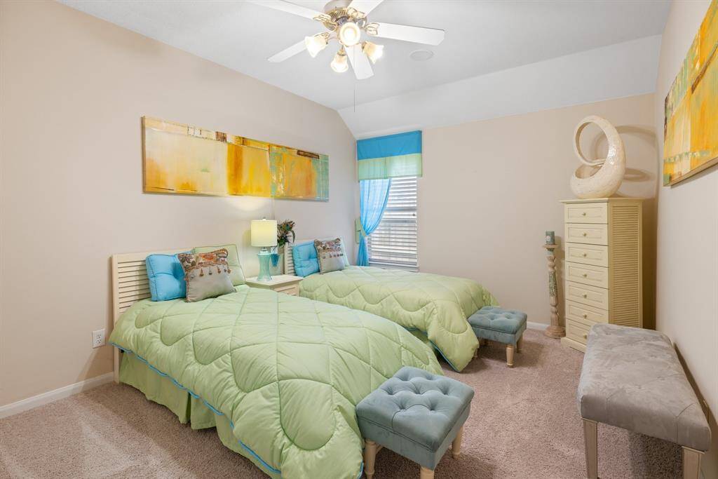 Secondary bedroom.
