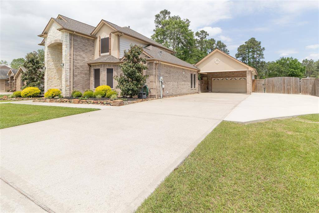 Long wide driveway, plenty of room for cars and rec vehicles! BONUS full bath in garage! Great for cleanup after play in the yard or maybe converting to a home gym!