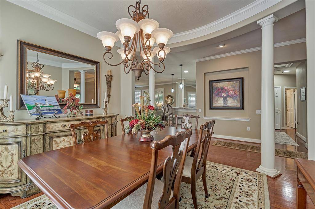 Look at the beautiful architectural features including art niches.