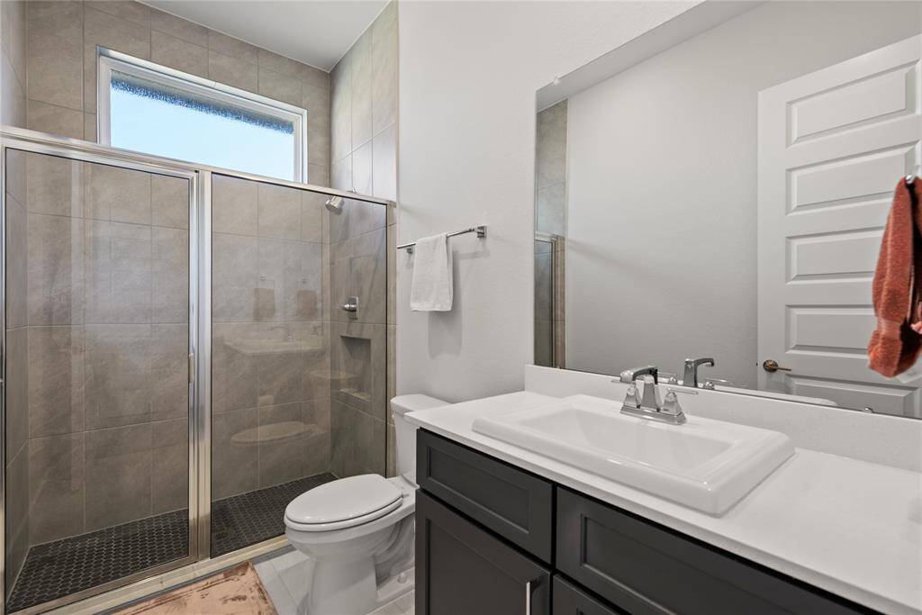 Secondary full bath downstairs