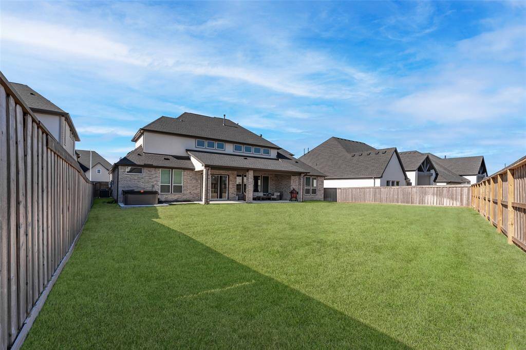 Huge yard for those special occasions!