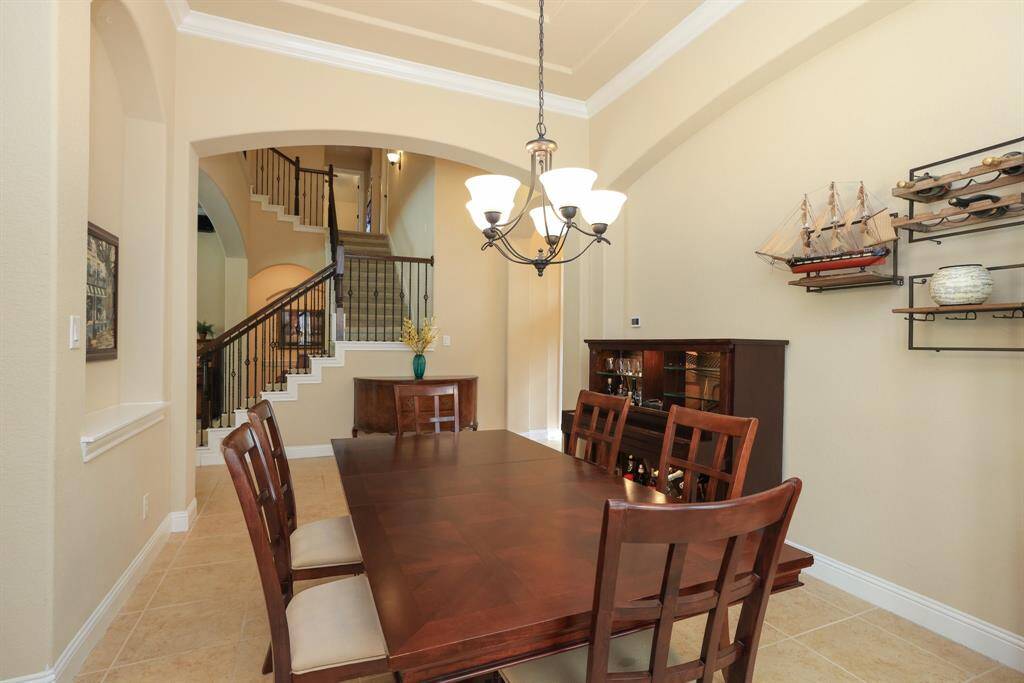 Expansive space- easy to pull the table even further our for large gatherings.
