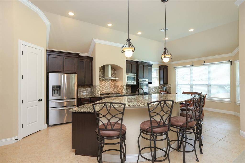 WOW, look at this large island with granite tops!