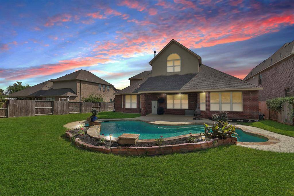 Landscaping area behind the pool.