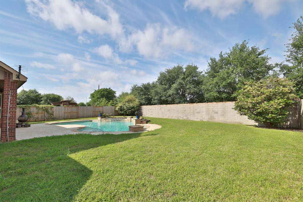 So much usable space in this yard for any sport!