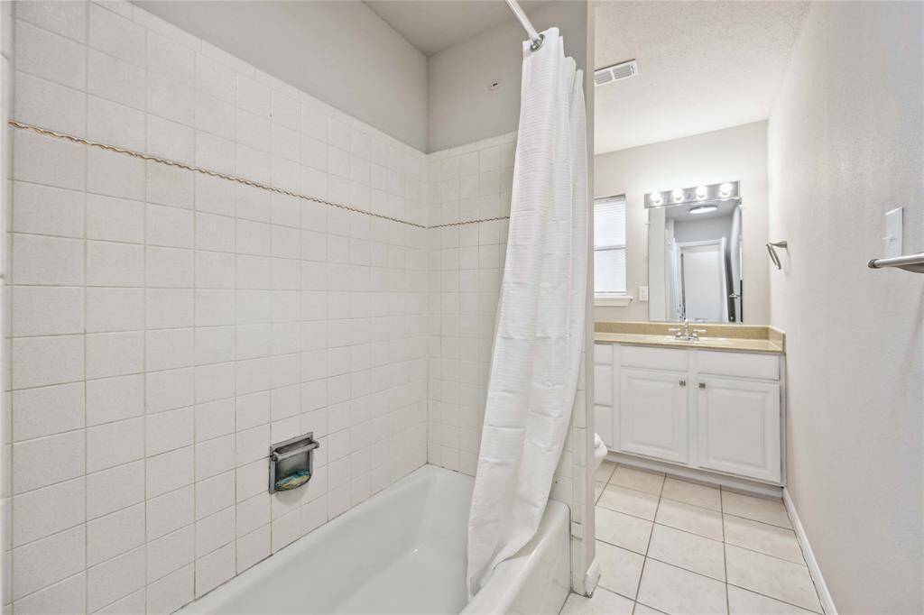 2nd bathroom with a tub/shower combo.